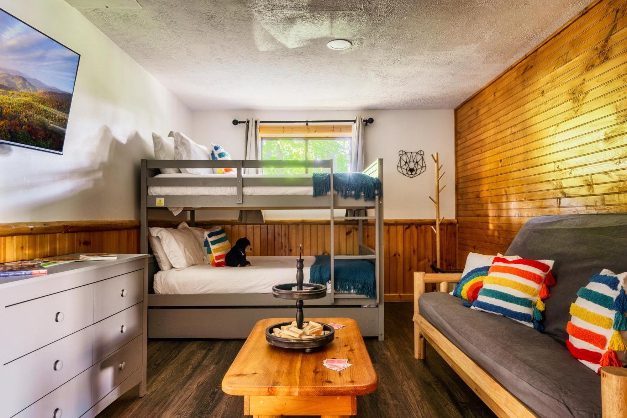 Woodhaven - Private - 3 Suites - Gorgeous Views - 3 Pools - Gamerm - Hottub - Lots Of Bears Gatlinburg Extérieur photo