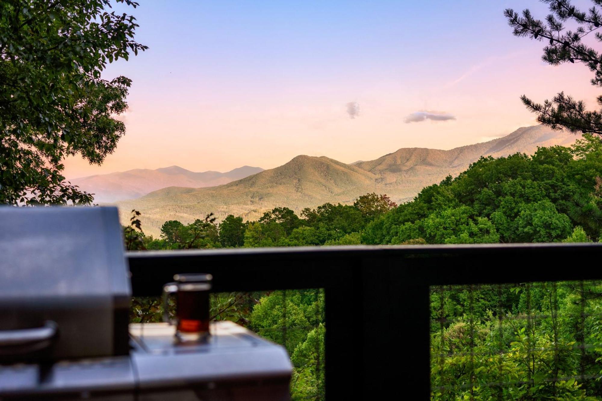 Woodhaven - Private - 3 Suites - Gorgeous Views - 3 Pools - Gamerm - Hottub - Lots Of Bears Gatlinburg Extérieur photo