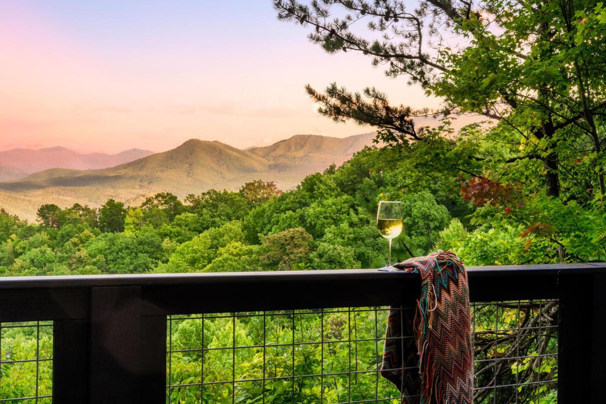 Woodhaven - Private - 3 Suites - Gorgeous Views - 3 Pools - Gamerm - Hottub - Lots Of Bears Gatlinburg Extérieur photo