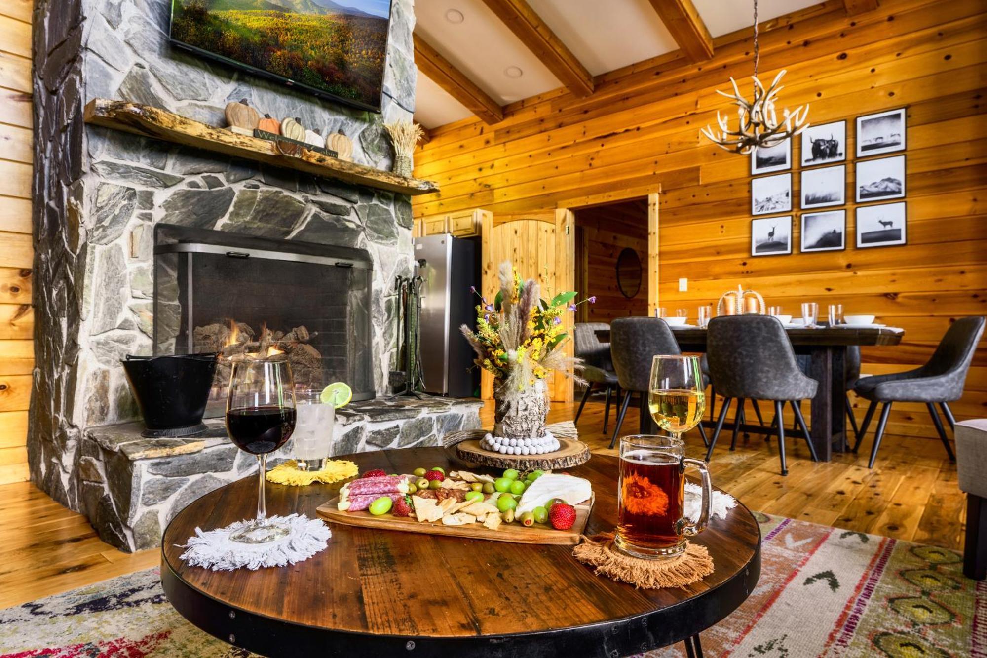 Woodhaven - Private - 3 Suites - Gorgeous Views - 3 Pools - Gamerm - Hottub - Lots Of Bears Gatlinburg Extérieur photo